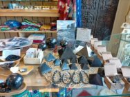 piramidi di shungite, braccialetti di shungite, sfere di shungite - La Casa del Viaggiatore